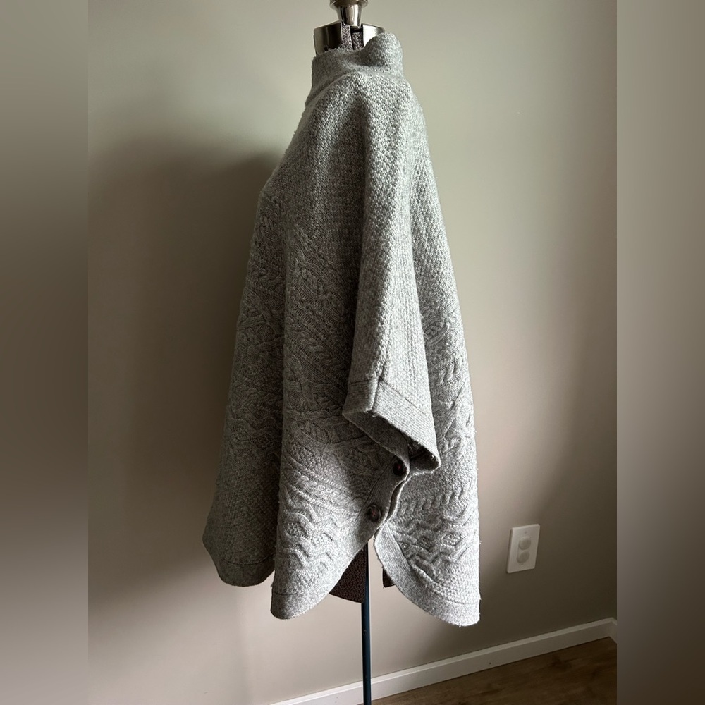 Wool blend Gray Women's poncho cape cable knit winter cozy - Picture 3 of 10